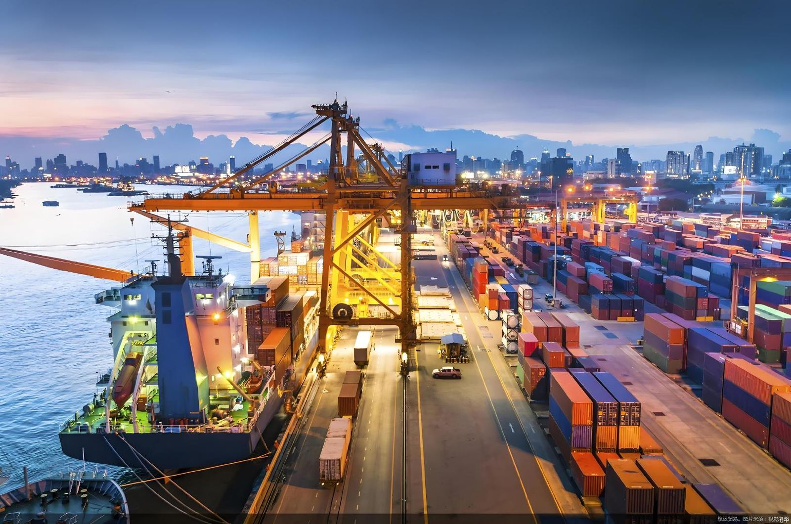 集装箱港口夜景 container port at night